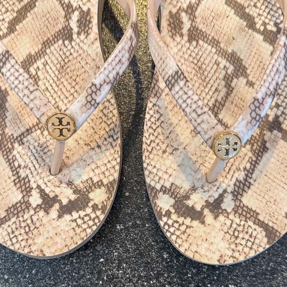 Women’s Tory Burch Sunset Blush Roccia Snake Skin Print Flip Flops - size 9.5 - Picture 2 of 5